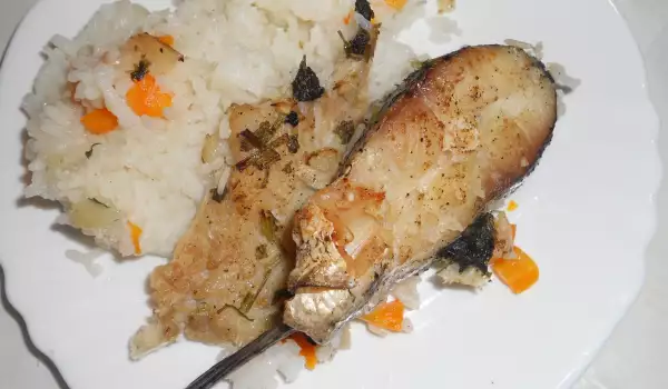 Riba hek u rerni sa pirinčem, mladim lukom i šargarepom