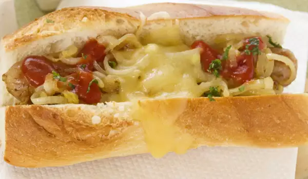 Hot dog sa čilijem i sirom