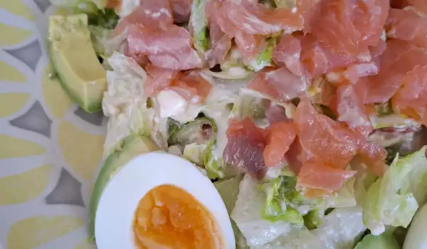 Ajsberg salata sa lososom i mlečnim sosom