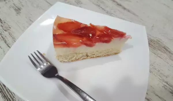 Želirana torta sa kremom i jagodama
