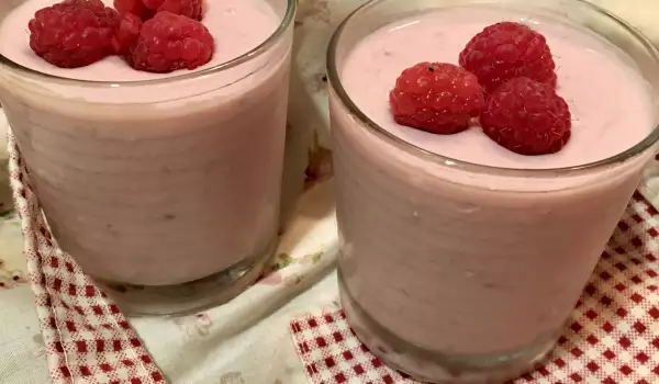 Želirani jogurt sa malinama i kupinama