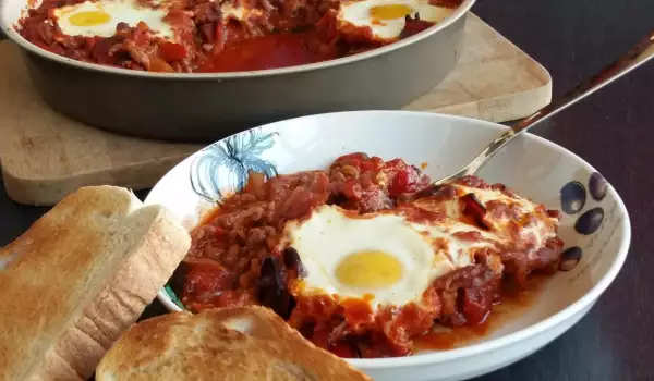 Mleveno meso sa čorizo kobasicom i jajima u paradajz sosu (huevos rančeros)