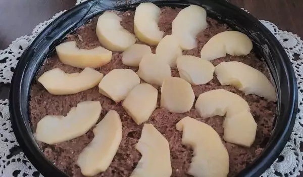 Kakao kolač sa jabukama i sitnim sirom