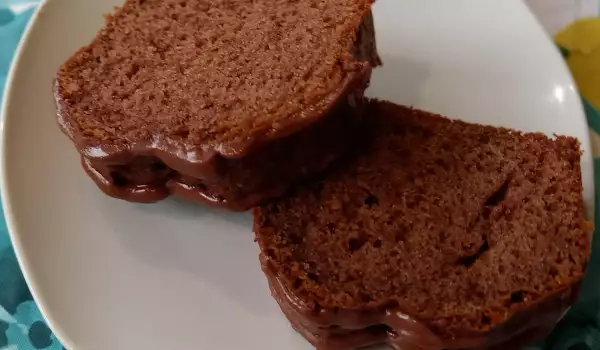 Sjajan kakao kolač sa čokoladnom glazurom