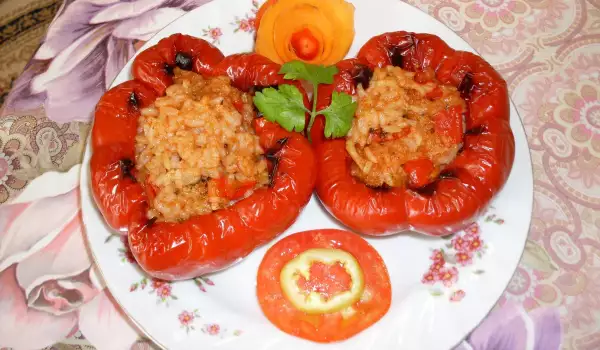 Ukusne paradajz-paprike sa dinstanim pirinčem