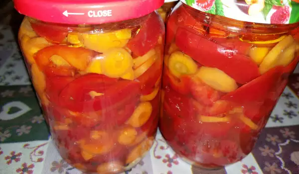 Rezane paradajz paprike i šargarepe u teglama