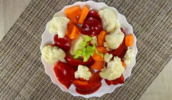 Paradajz-paprike, šargarepa i karfiol u teglama od tri litra