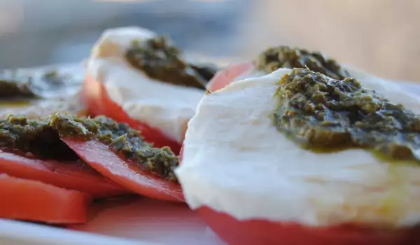 Salata Kapreze sa pestom Đenoveze