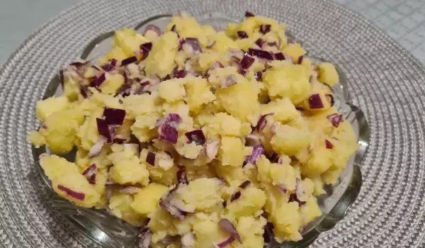 Krompir salata sa crvenim lukom i sokom od nara