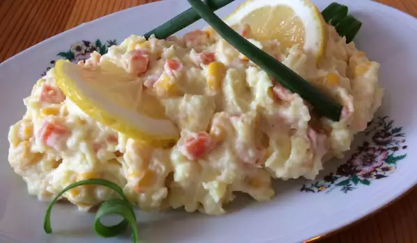 Salata od mladog krompira, marinirane šargarepe i kukuruza