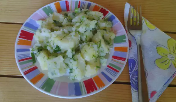 Krompir salata sa mirođijom, belim lukom i lukom