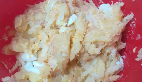 Krompir salata sa jajima i lukom