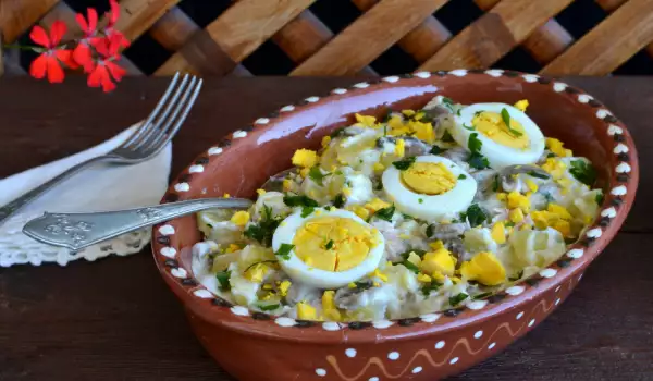Krompir salata sa tunjevinom, pečurkama i kuvanim jajima