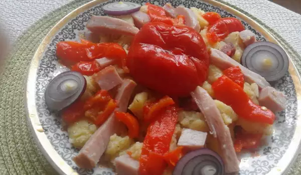 Krompir salata sa paradajz-paprikama i šunkom