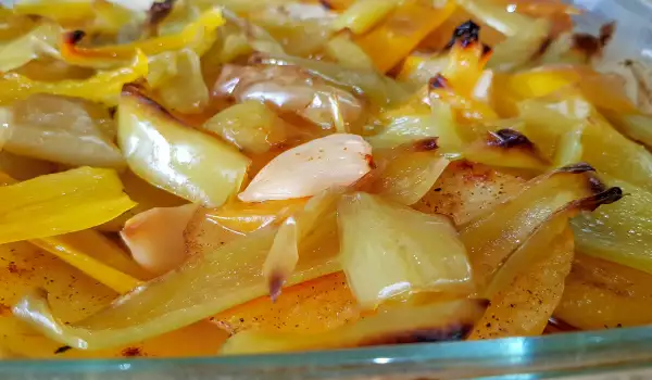 Garnirung od pečenog krompira i paprika