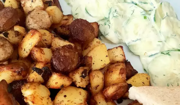 Krompir sa kobasicama u tiganju i nemačka mlečna salata