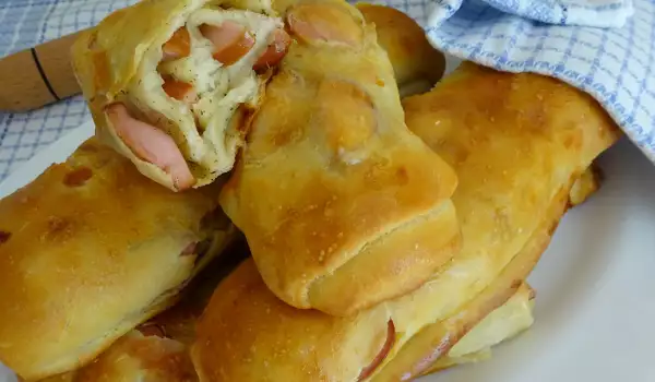 Vazdušaste pitice sa kačkavaljem i viršlama