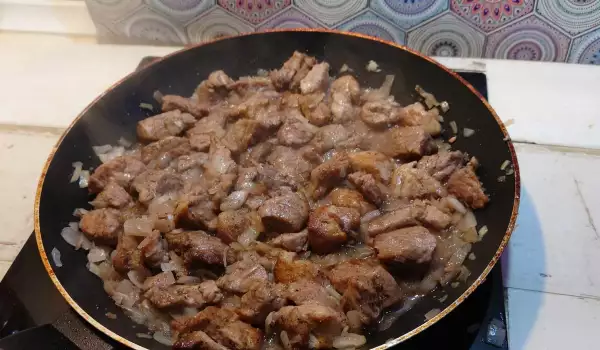 Svinjski kebap sa sosom od pirinča i belog luka ​