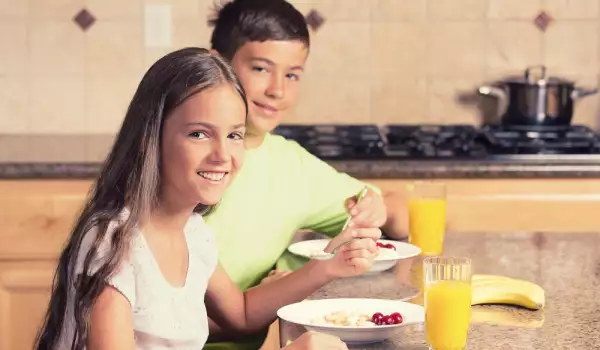 Roditelji, nemojte davati deci voćne sokove za doručak!