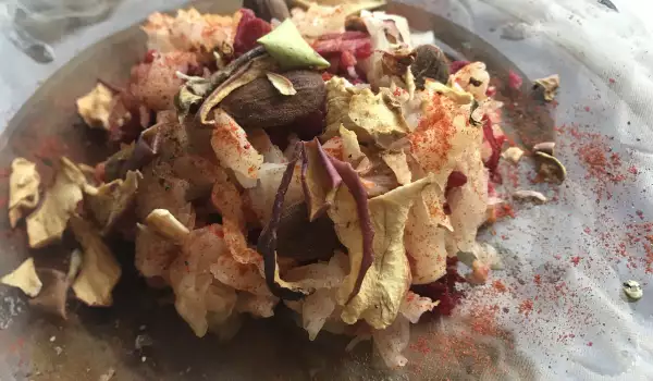 Šarena salata sa kiselim kupusom i suvim voćem