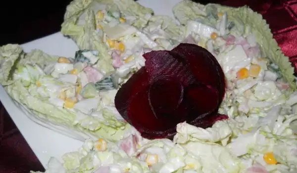 Salata sa kineskim kupusom i dimljenim mesom