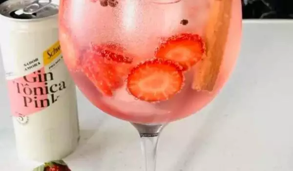 Koktel od pink džina i jagoda