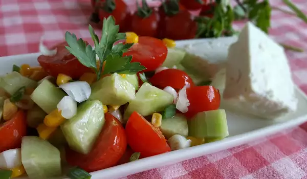 Salata sa krastavcima, paradajzom i kukuruzom