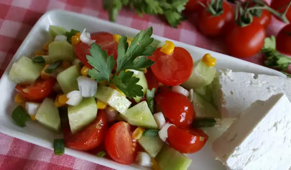 Salata sa krastavcima, paradajzom i kukuruzom