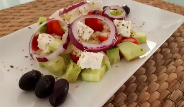 Grčka salata sa testeninom kritiraki