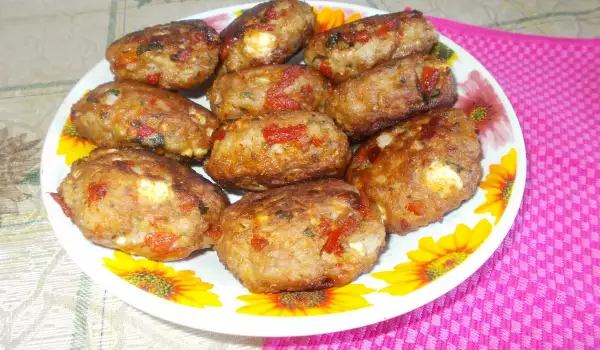 Ćuftice od mlevenog mesa sa pečenim paprikama