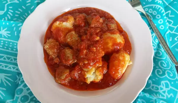 Ćuftice od palente sa kobasicom i paradajz sosom