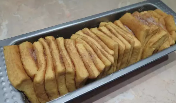 Kvadratni slatki hleb sa pireom od bundeve