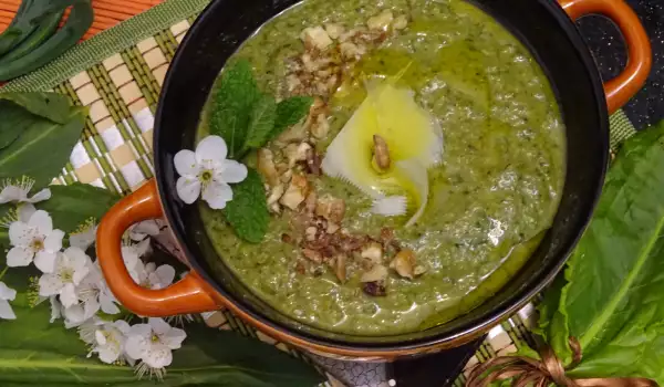 Brza prolećna krem supa od zelja sa orasima