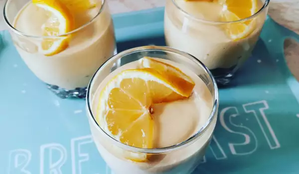 Jednostavan čizkejk sa limunom u čašicama