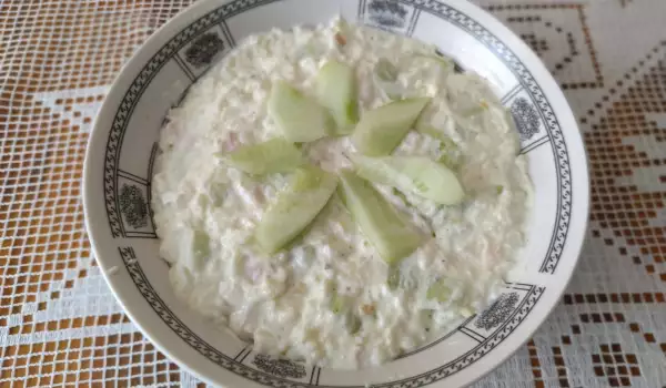 Letnja salata od pirinča, krastavaca, sira i salame