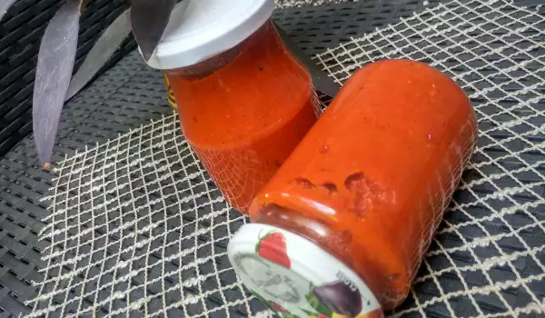 Ukusna seoska ljutenica sa paradajz paprikama