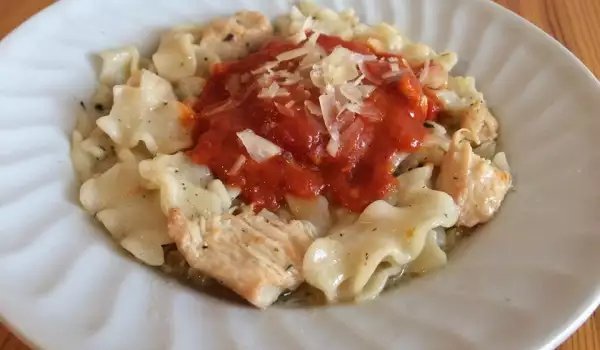 Mafalada sa pilećim mesom i paradajz sosom