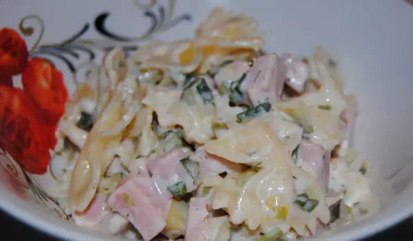 Salata od makarona sa majonezom, kobasicom i krastavčićima