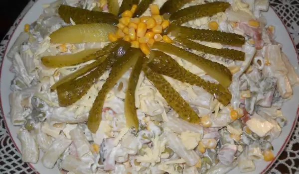 Salata sa makaronama, viršlama i kiselim krastavčićima