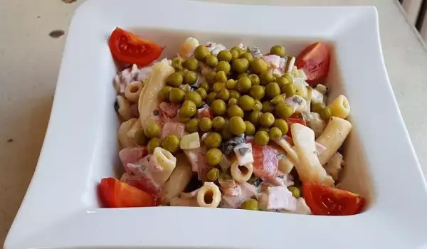 Salata sa testeninom, paradajzom, maslinama i graškom
