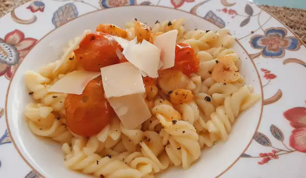 Makarone sa čeri paradajzom i sirom