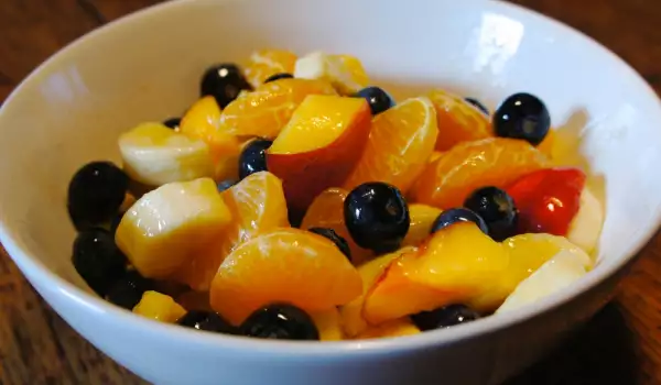 Voćna salata sa mangom i borovnicama