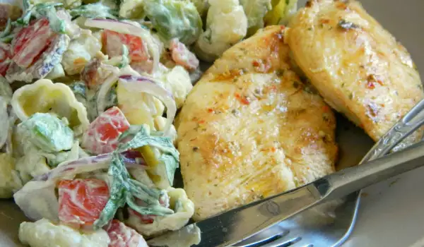 Salata od testenine sa avokadom i marinirana piletina