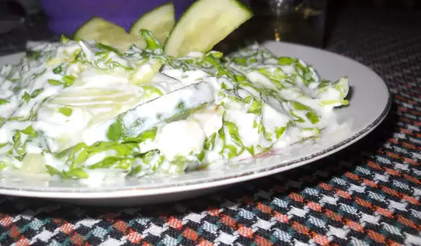 Zelena salata sa kiselim mlekom i rendanim jajima