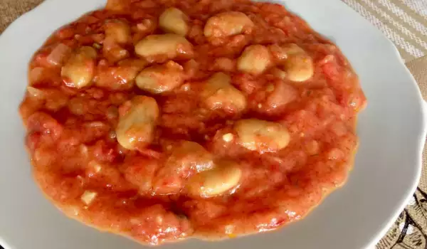 Lima pasulj u paradajz sosu i sa belim lukom