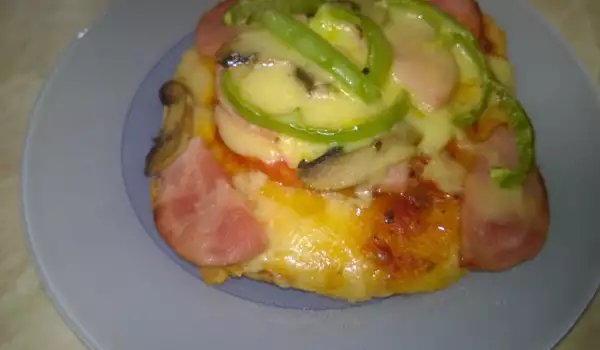 Mini pica sa šunkom i topljenim sirom