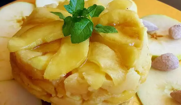 Mini kolač sa jabukama i bademima