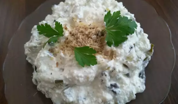 Mlečna salata sa kiselim krastavcima i maslinama