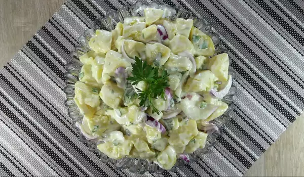Mlečna krompir salata
