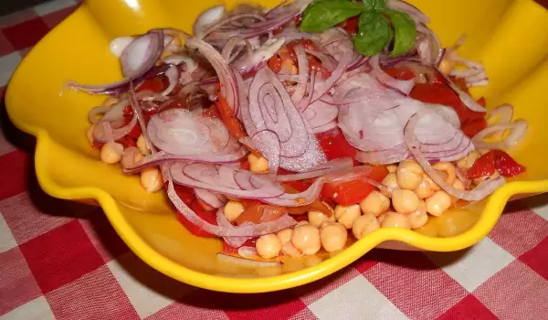 Salata sa leblebijama, pečenim paprikama i lukom